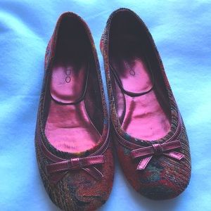 Aldo flats in a cranberry tapestry print. Excellent condition. SZ 36